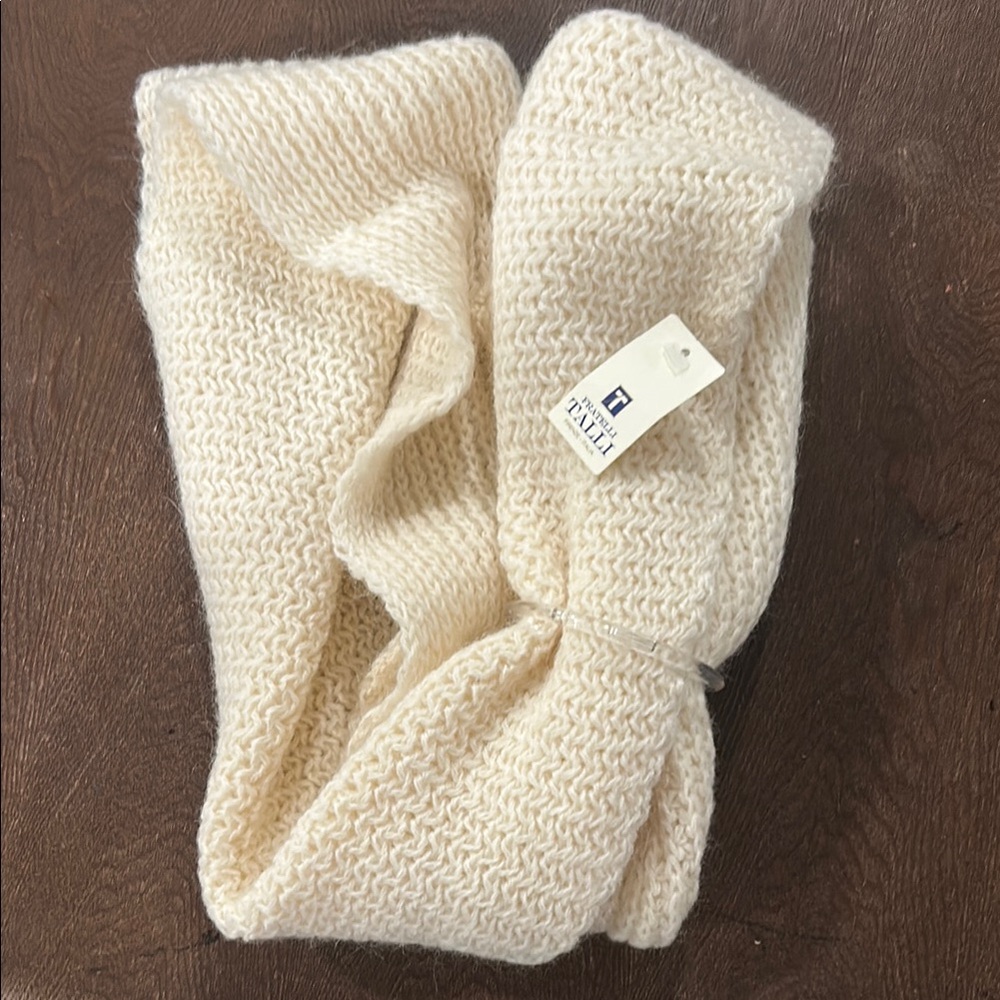 NWT Fratelli Talli Elegant Cream Knit Scarf